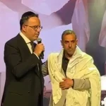 Moving: Yaakov Shwekey presents ‘fallen soldiers’ tallit’ to Eli Sharabi