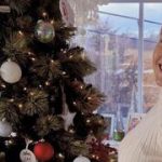 Alongside a Christmas tree and thanking Trump, White House press secretary announces pregnancy