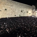 Thousands gather at Western Wall to pray for Vizhnitz Rebbe’s recovery